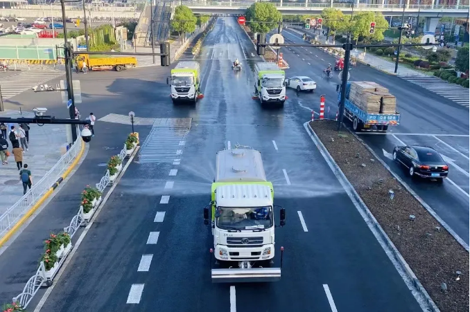 路面见本色丨leyu.乐鱼环境新能源环卫装备服务上海进博会！